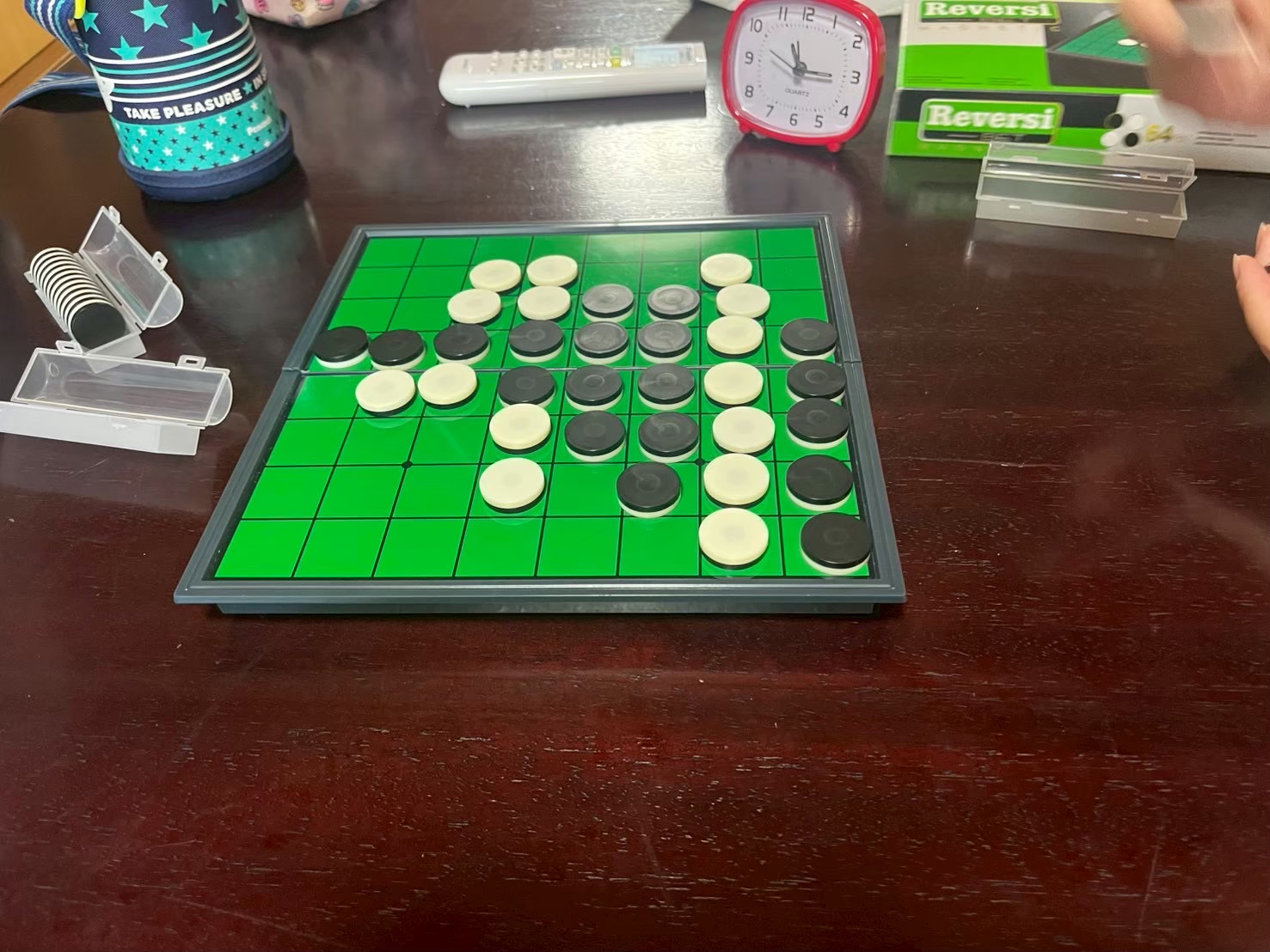 ボードゲームで遊ぶ子どもたち